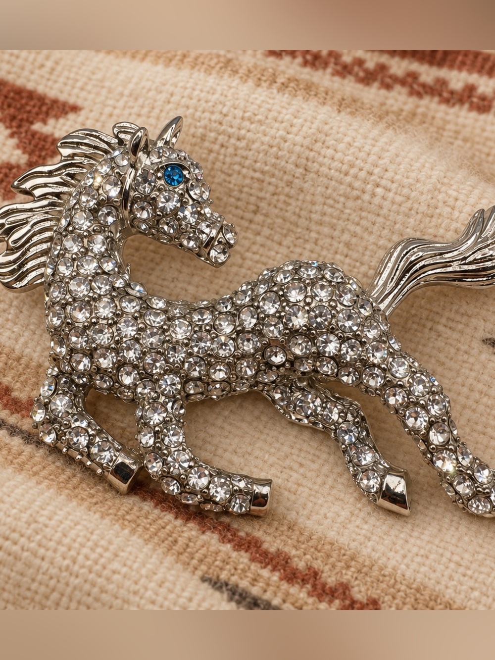 Silver-Tone Rhinestone Horse Brooch (BN3 po)